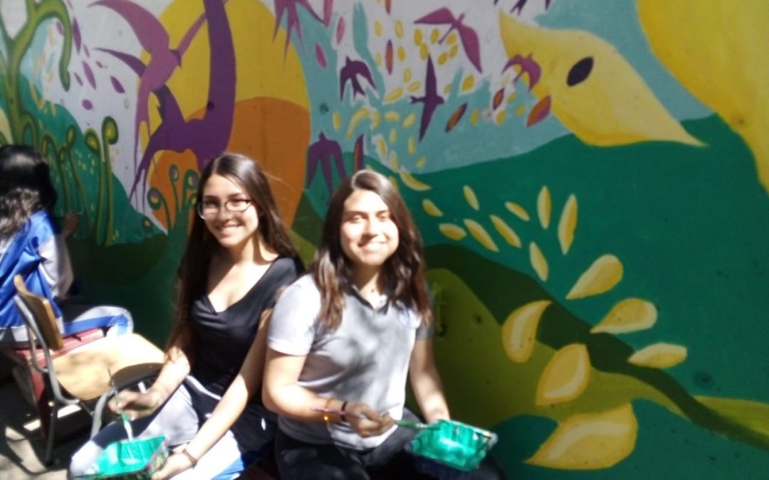 Alumnos pintan mural