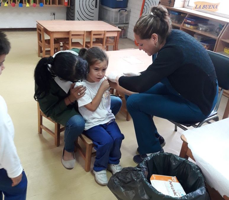 Alumnos se vacunan contra la influenza