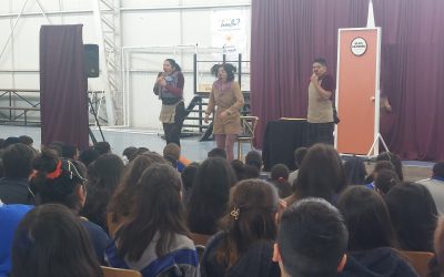 ESTUDIANTES DE 3° Y 4° BÁSICO ASISTEN A LA PRESENTACIÓN DE LA OBRA TEATRAL «POR UN PELITO»