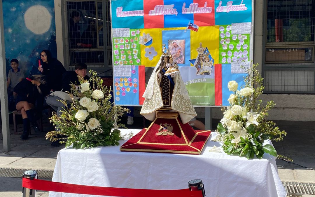 COLEGIO CLAUDIO MATTE OFRECE HOMENAJE A LA VIRGEN DEL CARMEN EN EL MES DE MARÍA