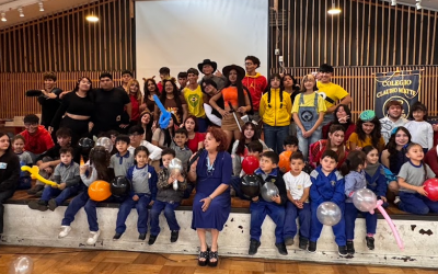 ESTUDIANTES DE IV MEDIO SORPRENDIERON A KINDER CON MUSICAL DE INGLÉS BASADO EN SHREK